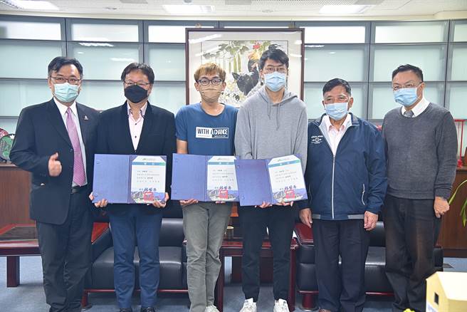 南投县副县长陈正升（右二），表扬获得德国发明奖的优秀青年。（南投县政府提供／廖志晃南投传真）