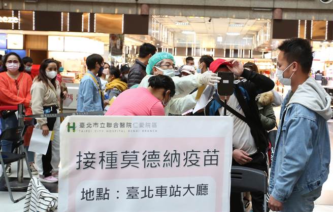 中央1922疫苗预约系统一下子开、一下子关，惹恼台北市长柯文哲，民眾看得也是雾煞煞，柯文哲10日表示，下周北市疫苗剂量几乎预约光了，恐怕没有剩多少可以给中央。(资料照，陈俊吉摄)