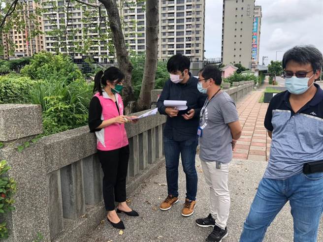 流经淡水新市镇的「公司田溪」下游被掏空，新北市议员郑宇恩促改善（戴上容摄）