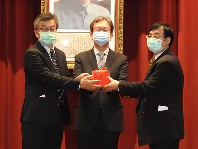 台电南投区处新卸任处长，10日举行交接。（南投县政府提供／廖志晃南投传真）