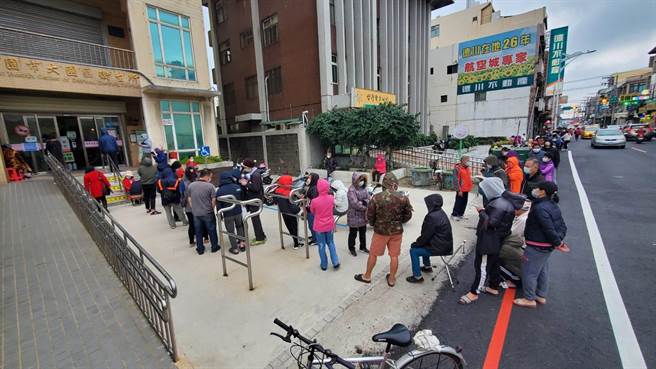 桃园爆疫苗抢打潮，排队人龙超长。(蔡依珍摄)