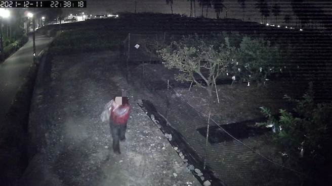 农民在果园架设监视器，成功拍摄犯案过程。(警方提供)