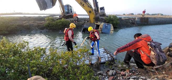 台南市七股区10日下午3点多发生挖土机作业摔落鱼塭事件，63岁陈姓男驾驶被救出时已身亡。（读者提供／张毓翎台南传真）
