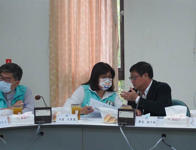 立委王美惠与环保署长张子敬沟通，协助地方争取中央补助款。（立委王美惠提供）