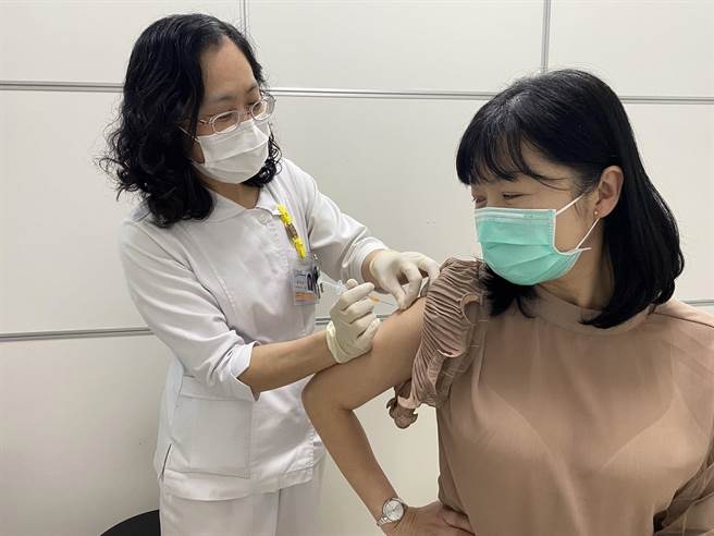 云林县第3剂接种预约踊跃，县卫生局强调若疫苗不够会向中央申请。（张朝欣摄）