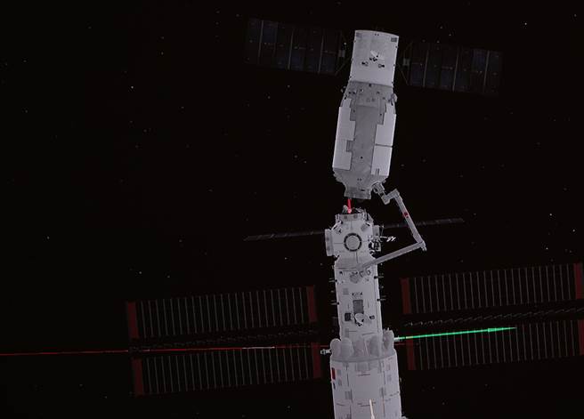 在北京航天飛行控制中心拍攝的太空站機械臂轉位貨運飛船試驗，天舟二號貨運飛船在機械臂拖動下以核心艙節點艙球心為圓心進行平面轉位。（圖／新華社）