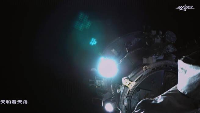 這次的試驗驗證了太空站艙段轉位技術和機械臂大負載操控技術，為後續太空站在軌組裝建造積累了經驗。（圖／新華社）

