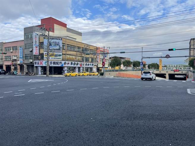 老翁行经路口遭撞身亡，驾驶肇事逃逸警方追缉中。(警方提供／吕筱蝉桃园传真)