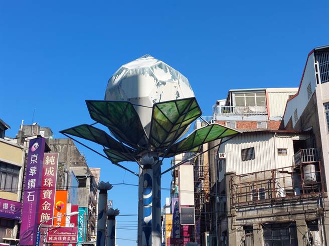 莲花塔球以斑驳掉漆，钢梁也出现銹蚀情形，不仅有碍市容美观，且有安全疑虑。（谢琼云摄）