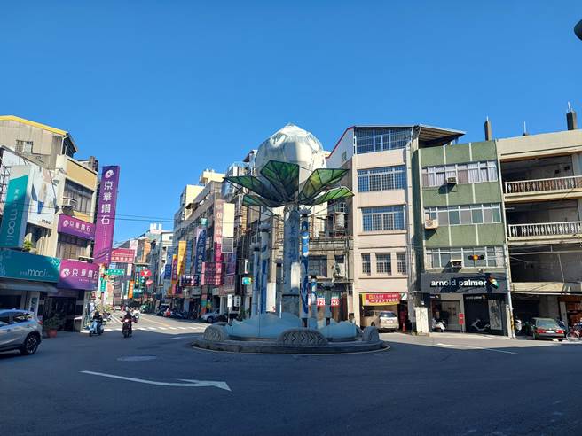 彰化市市区三角公园圆环的莲花塔座地标建物，自2007年兴建完工以来，一直被讥为史上最丑的公共艺术，彰化市长林世贤宣布13日正式开拆，预计2周后拆除完毕，预计农历年前以新圆环面貌示人。（谢琼云摄）