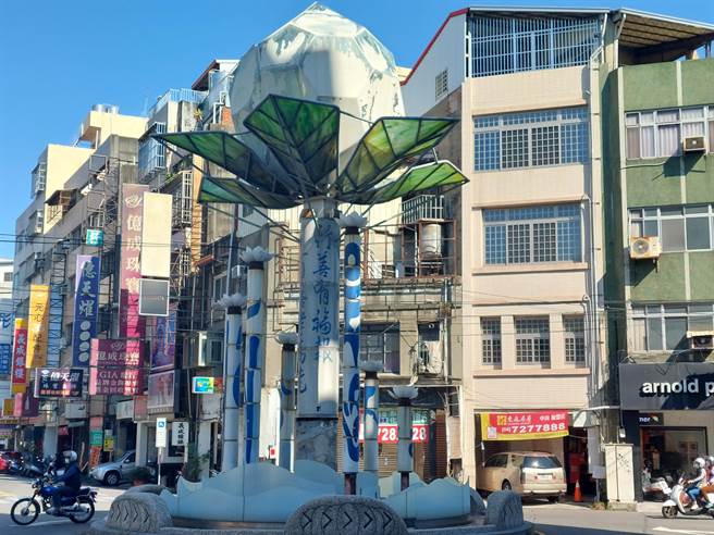 彰化市市区三角公园圆环的莲花塔座地标建物，自2007年兴建完工以来，一直被讥为史上最丑的公共艺术。（谢琼云摄）