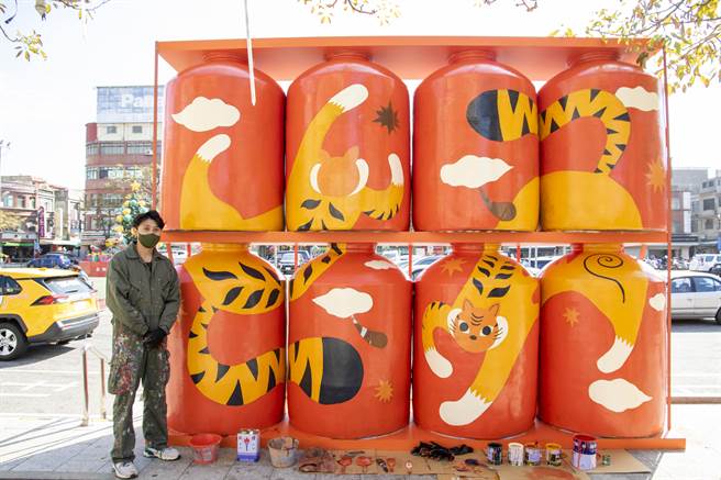 金门当地插画家吴骐绘制洋溢童趣及创意的图案，传递虎虎生风行大运，气势蓬勃的年节气氛。（金门县林务所提供）