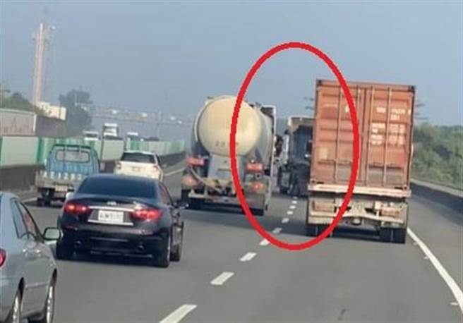 砂石车日前因超重拒磅逃逸，在国道随意变换车道、穿梭车阵欲甩开警方，危险行为让砂石车周围的水泥车、货车等驾驶看不下去，当街上演「合力大围堵」。（翻摄自脸书「记者爆料网」）