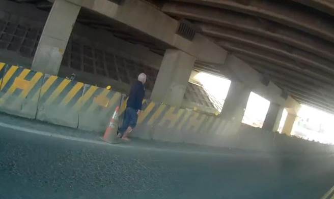 警員湯銘輝趕抵現場，發現老翁在路邊，神情茫然不知所措。（讀者提供／張毓翎台南傳真）