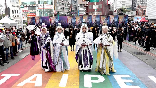 四位电影「素还真」的专业Coser，分别扮演素还真四个时期的造型，在西门町踩街表演后快闪，受到民眾的注目。（郑任南摄）