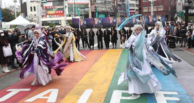 四位电影「素还真」的专业Coser，分别扮演素还真四个时期的造型，在西门町踩街表演后快闪，受到民眾的注目。（郑任南摄）