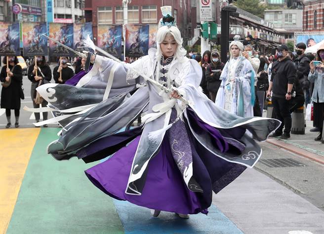 电影「素还真」的专业Coser，在西门町踩街表演受到民眾的注目。（郑任南摄）