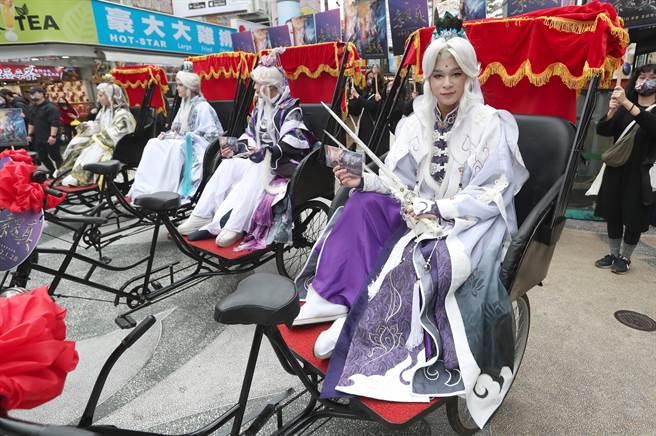 四位电影「素还真」的专业Coser，分别扮演素还真四个时期的造型，搭乘復古的三轮车在西门町踩街快闪，受到民眾的注目。（郑任南摄）