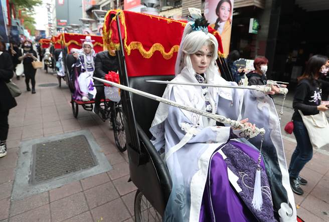 四位电影「素还真」的专业Coser，分别扮演素还真四个时期的造型，搭乘復古的三轮车在西门町踩街快闪，受到民眾的注目。（郑任南摄）