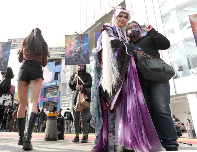 四位电影「素还真」的专业Coser，分别扮演素还真四个时期的造型，在西门町踩街表演后，亲切地与民眾一起合照。（郑任南摄）