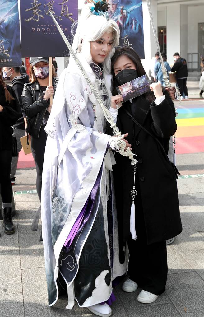 四位电影「素还真」的专业Coser，分别扮演素还真四个时期的造型，在西门町踩街表演后，亲切地与民眾一起合照。（郑任南摄）