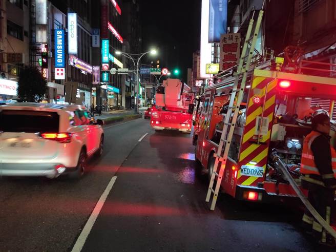 警消出动各式车辆以及人员前往救援（翻摄照片／戴上容新北传真）