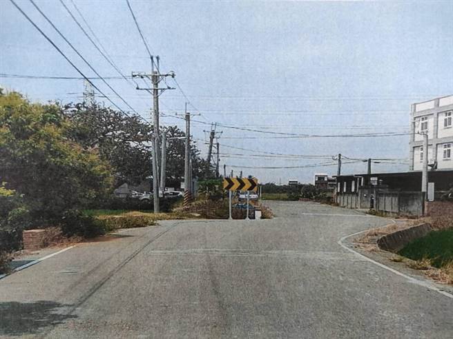 花坛乡一处排水灌溉沟渠旁防汛道路，因夜间照明不足又没有足够警示与防护设施，导致王姓骑士酒后自摔身亡，彰化地院认定彰化管理处未善尽管理维护之责，导致产生人命伤亡，判赔骑士家属139万元。（农水署彰化管理处提供／谢琼云彰化传真）