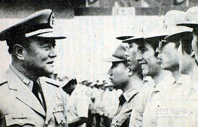 1976年10月10日参谋总长宋长志上将在台北市立体育场检阅「金汤演习」后备军人，并亲切地慰勉他们。（姚琢奇摄）