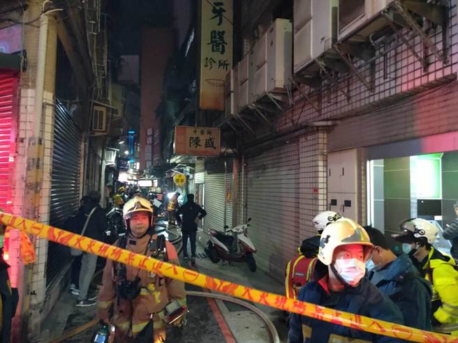 淡水中山路巷内民宅火警，老妇人倒卧客厅送医后不治（翻摄照片／戴上容新北传真）