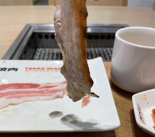 女网友透露，前往烧烤店用餐时，却发现肉竟在滴黑油。（图／翻摄自《Dcard》）