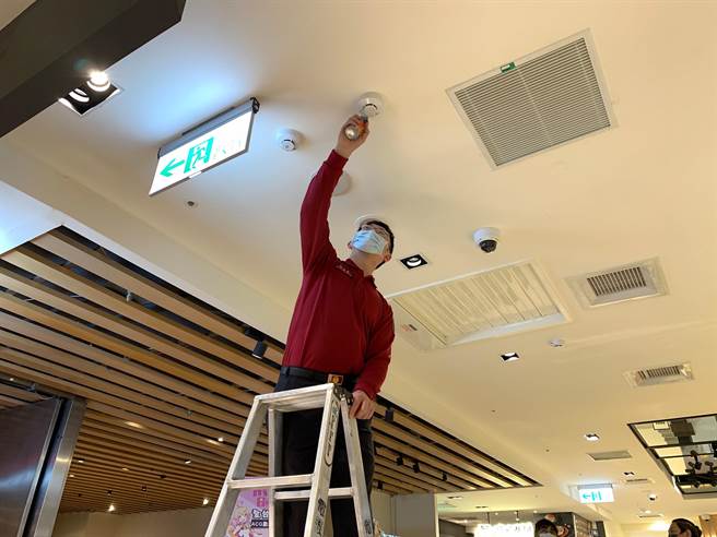 桃園市消防局第一大隊到新光三越桃園站前店，進行消防抽檢及自衛消防編組演練指導。（第一消防大隊提供／蔡依珍桃園傳真）