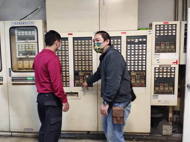 桃園市消防局第一大隊到新光三越桃園站前店，進行消防抽檢及自衛消防編組演練指導。（第一消防大隊提供／蔡依珍桃園傳真）