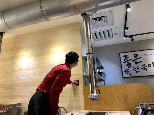 桃園市消防局第一大隊到新光三越桃園站前店，進行消防抽檢及自衛消防編組演練指導。（第一消防大隊提供／蔡依珍桃園傳真）