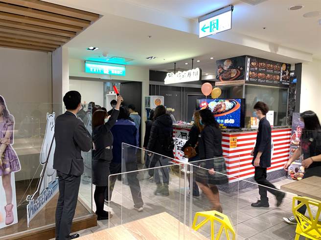 桃園市消防局第一大隊到新光三越桃園站前店，進行消防抽檢及自衛消防編組演練指導。（第一消防大隊提供／蔡依珍桃園傳真）