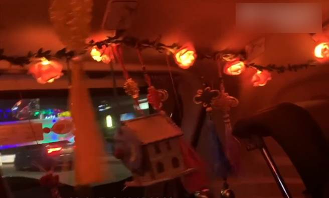 大陆一名计程车司机在车内挂满铃铛、佛珠等诡异吊饰，还一度播放起鬼片，让女乘客当场吓坏了。（图／翻摄自微博）