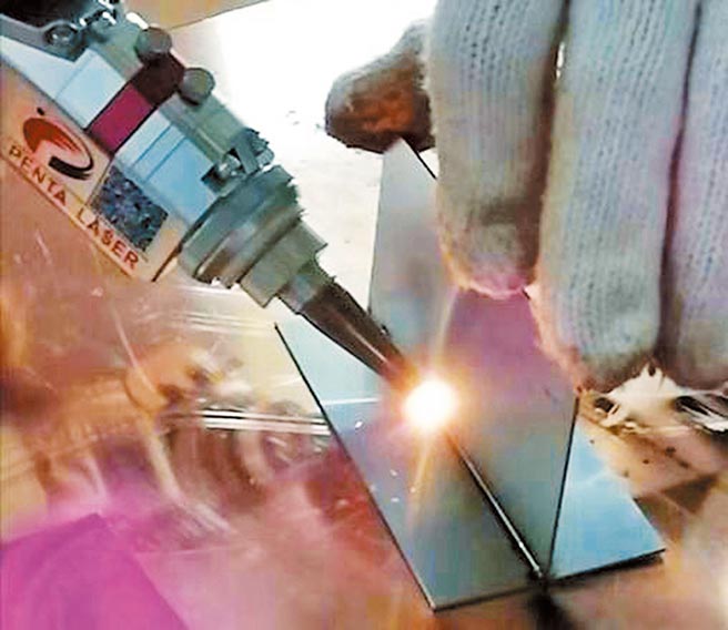 铨增精密「手持式光纤雷射焊接机」搭配「集尘（烟）器」，提升5～10倍工作效率，保护工作者的呼吸道健康。图／业者提供