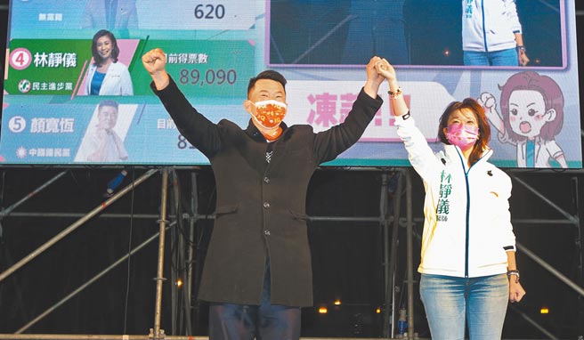 台中市第二選區立委補選，林靜儀以8萬8752票當選，與陳柏惟握起團結之手，感謝選民支持。（黃國峰攝）
