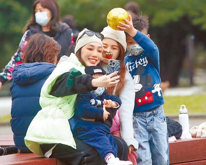 中央流行疫情指挥中心昨宣布，加严戴口罩等防疫措施。图为9日民眾拿下口罩拍照。（郑任南摄）