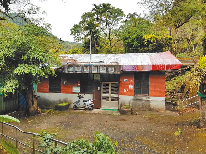 嘉义县阿里山乡山美卫生室因屋顶瓦片局部破损，下雨就漏水，护理师仅能用帆布包覆屋顶遮风挡雨，重建工程流标13次后，经追加原预算1倍多经费，才顺利在去年底发包。（嘉义县政府提供／张亦惠嘉县传真）