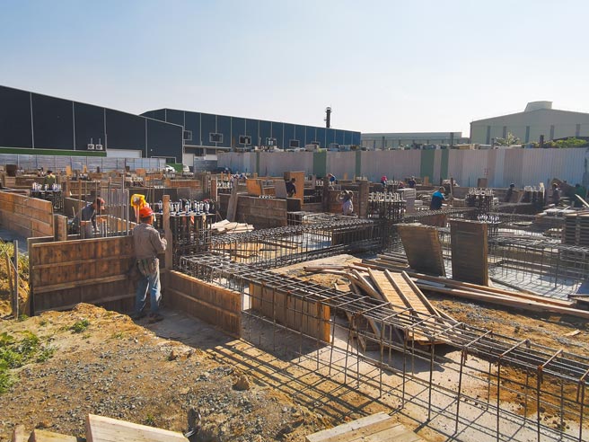 台南建案、厂房、公共工程多，钢筋、板模工人大缺。（刘秀芬摄）