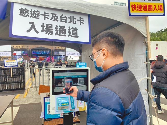 台北市长柯文哲力推「台北通APP」进行防疫实名制，但市议员林亮君调阅资料发现，大力投资源宣传、砸3500万扩充设备的结果仍惨，跨年时仅有2.1万人使用台北通入场，远少于1922实联制的3.6万人，要求检讨存续性。（黄婉婷摄）