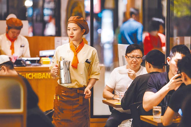餐饮业缺工严重，过年时薪已有业者喊到500元，却还是闹人力荒。（本报资料照片）