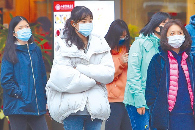 強冷空氣本周將南下，氣溫直直落。圖為北部地區9日午後氣溫轉涼，民眾穿著保暖衣物出門。（中央社）