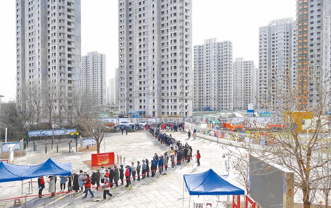 天津爆本土Omicron确诊病例，9日全市展开大筛检。图为天津市西青区大寺镇，民眾有序进行核酸检测。（中新社）