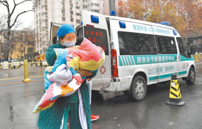 据陕西省卫健委消息，西安出现了「1传43」的超级传播者。图为西安优化诊疗流程 ，确保患者顺利就医。（新华社）