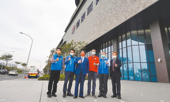 新竹縣長楊文科（左三）9日前往遠東百貨竹北店了解各項整備工作，該店預計可為新竹地區增加1700個就業機會。（莊旻靜攝）