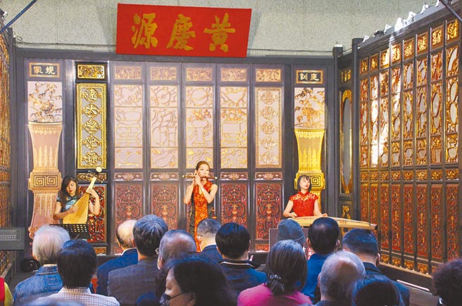 「工夫人」人間國寶李秉圭木雕展在台中港區藝術中心展出，9日開幕由古典樂團在《金銀廳格扇》前演出。「金銀廳格扇」正面帖金，反面漆銀，喜慶或平日時皆採用金面。（港區藝術中心提供／王文吉台中傳真）