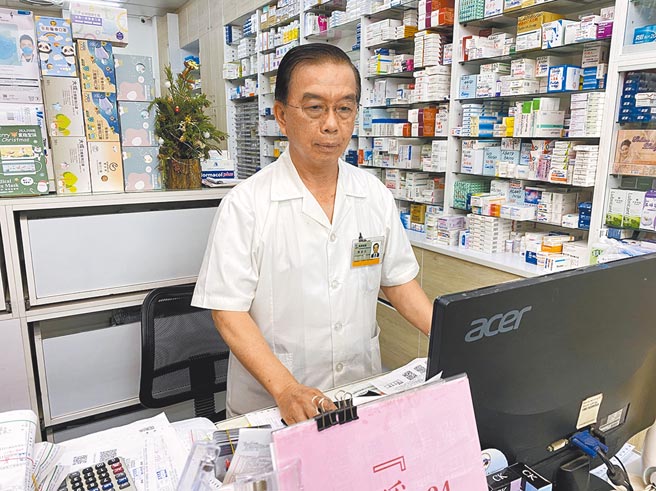 陈金火在台中北屯区开药局45年，把客户当成家人，悉心照顾，荣获卫生局「110年药事照护」特殊贡献奖。（冯惠宜摄）