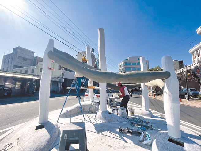 云林县台西乡老街再造，装置艺术《希望之海》打造圆环新风貌。（吕耀中提供／张朝欣云林传真）