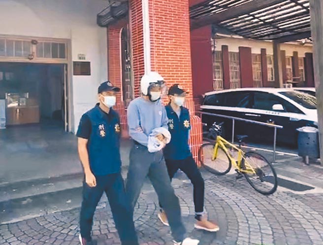 涉案的侯姓退休侦查佐（见图中）前天被警方拘提到案，检方9日复讯后，经向嘉义地方法院声请羁押禁见获准。（警方提供）